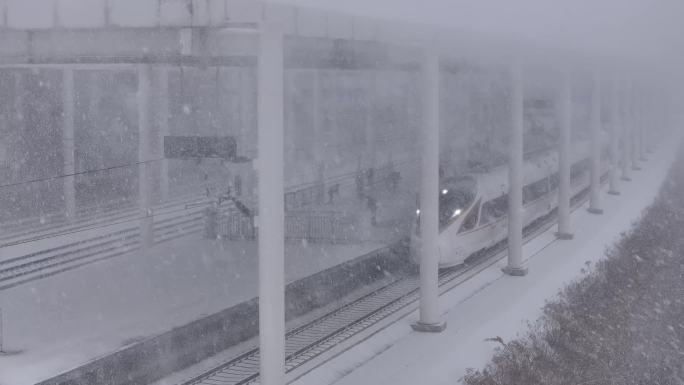 高铁车站扫雪