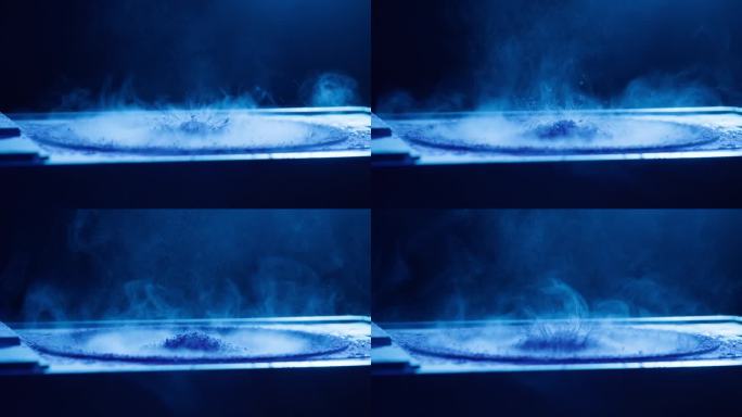 蓝色涂料粉末的低音炮。低音扬声器，大音量音乐微距拍摄。专业的迪斯科演播室设备。音乐立体声系统的重放，