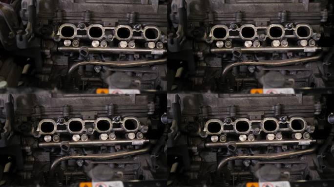 发动机在汽车引擎盖内，在汽车维修服务中心。