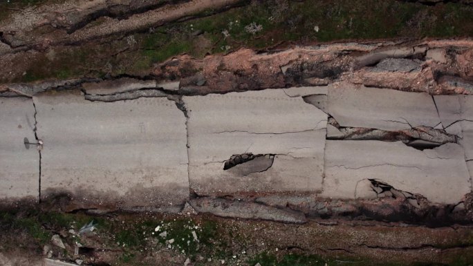 公路被自然灾害破坏，道路被地震破坏