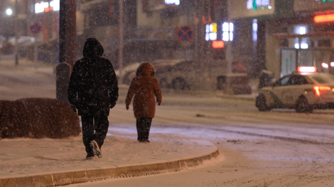 风雪的夜晚匆忙的行人脚步