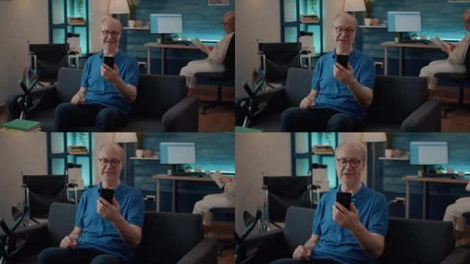 退休男子拿着智能手机和家人视频聊天