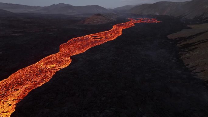 岩浆河火山喷发炽热的熔岩从冰岛地面喷发出来