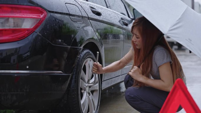 一名女子设置了紧急标志，警告她的车坏了，并把车停在路边等待保险