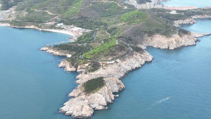 航拍夏季的威海市环翠区猫头山环海路车流