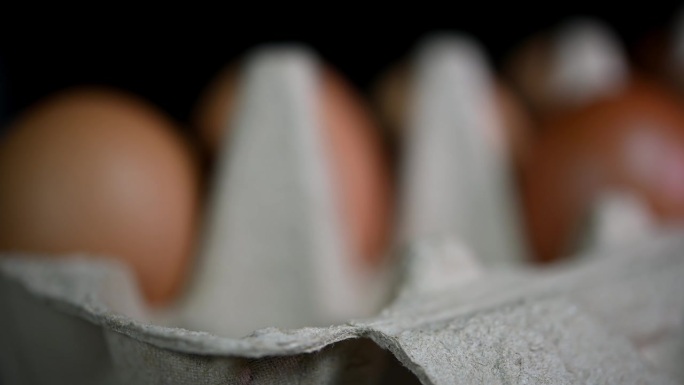 手看把鸡蛋放在口袋里从左，中间，然后在右边，鸡蛋在纸托盘，食品和烹饪。