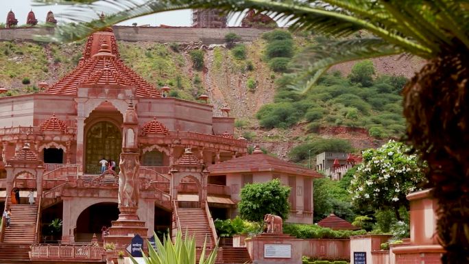2023年8月19日，印度拉贾斯坦邦阿杰梅尔的纳雷利耆那教神庙，从独特的角度拍摄的早晨艺术红石耆那教