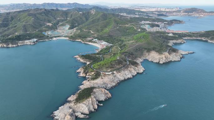 航拍夏季的威海市环翠区猫头山环海路车流