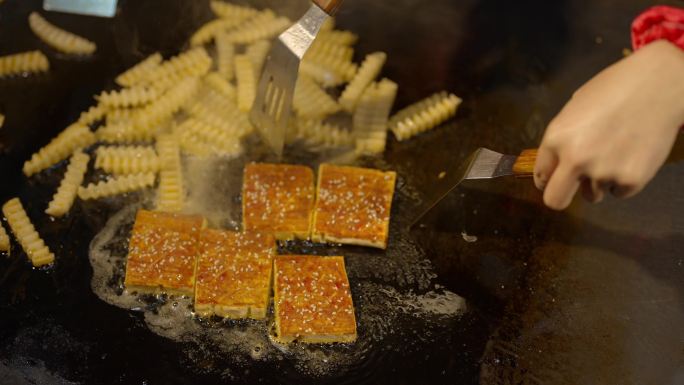 夜市食物合集美食城特写煎豆腐油炸制作