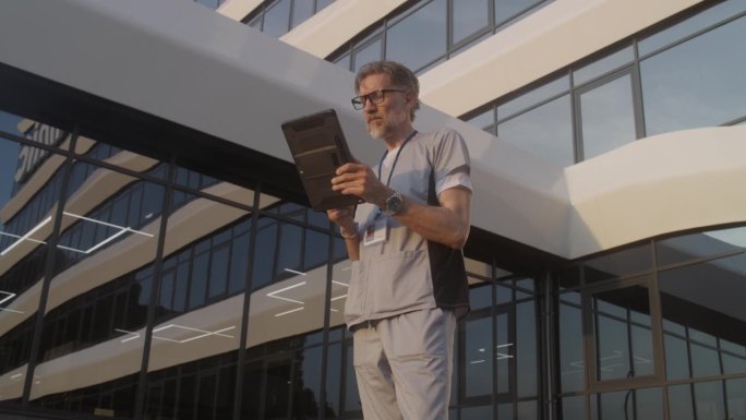 医生通过电子平板电脑与患者进行在线预约
