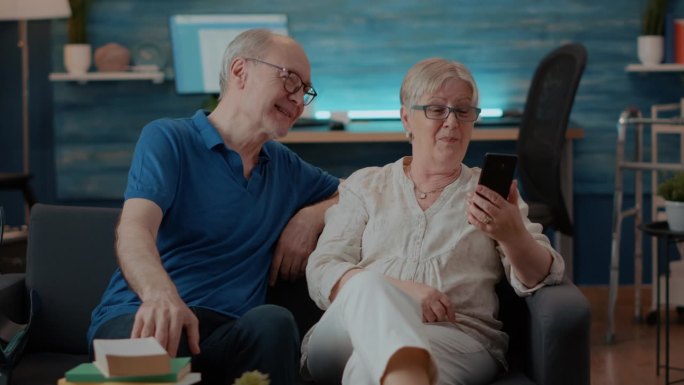 退休夫妇通过远程视频电话与家人交谈