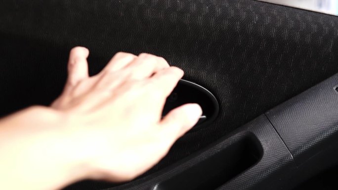 从车内打开车门