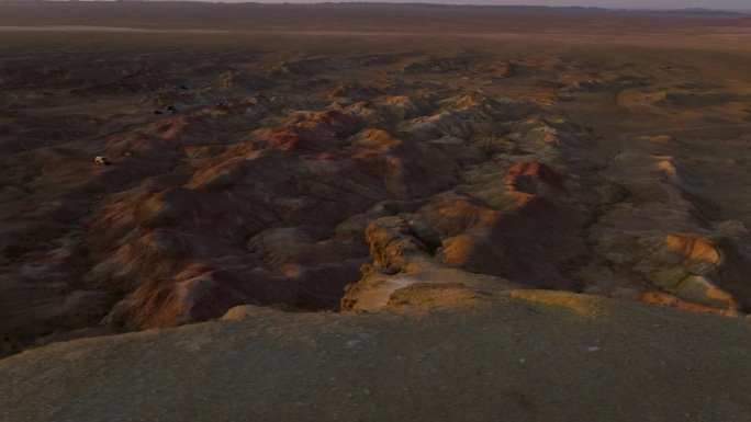日落时分，蒙古登戈维省Olziit Soum的Tsagaan Suvarga悬崖。空中拍摄