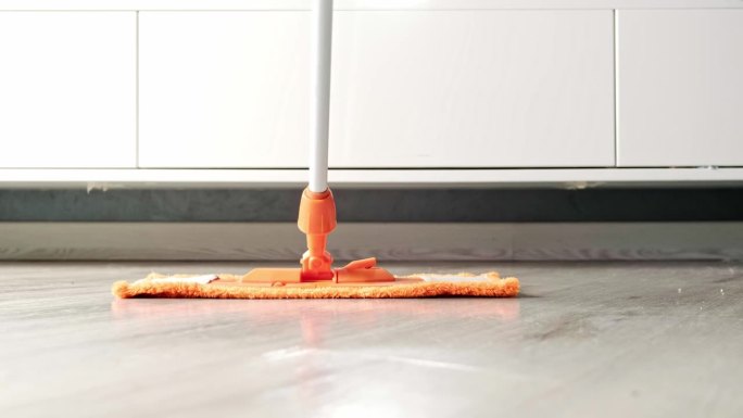 用拖把清洗地板。公寓，房子的湿式清洁。