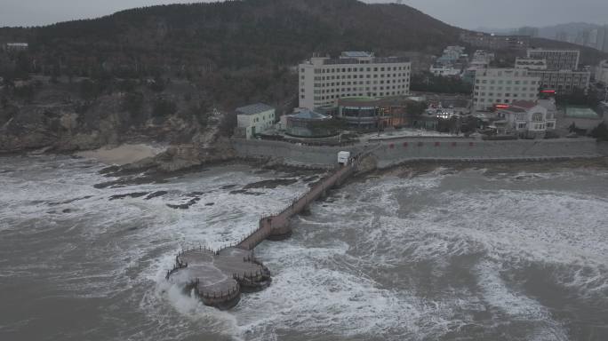 航拍山东威海金海湾栈桥暴风雪狂风巨浪