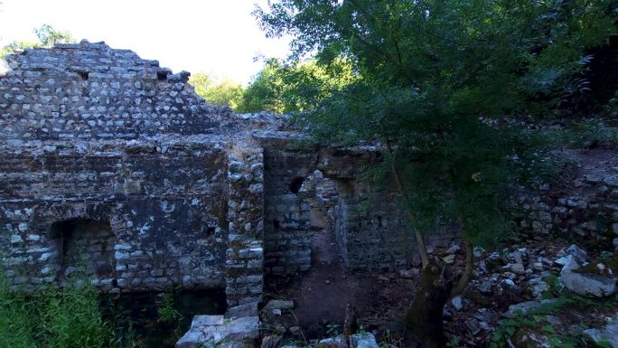残存的石墙见证了布特林特古城，揭开了考古时代的故事