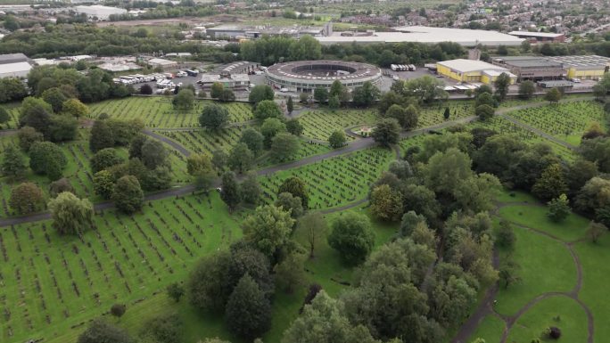 高角度航拍小车拍摄翠绿的飞利浦公园公墓，曼彻斯特，英国