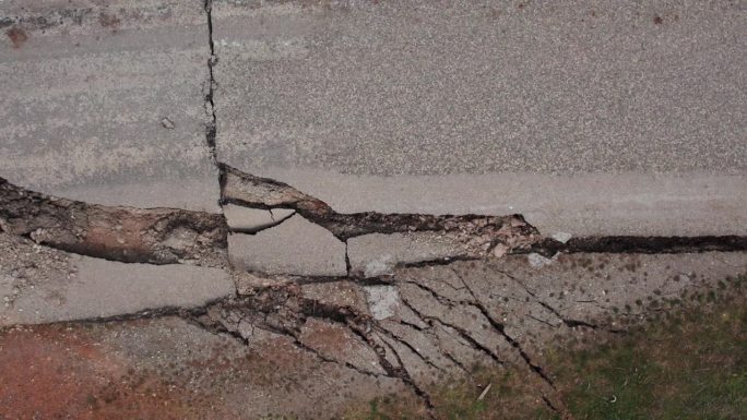 公路被自然灾害破坏，道路被地震破坏