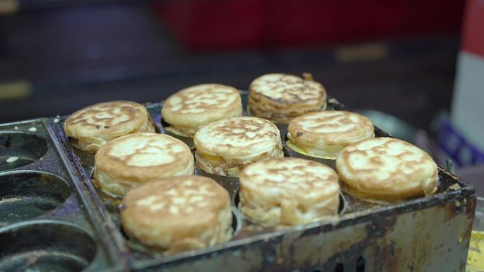 夜市食物合集美食城特写鸡蛋汉堡制作过程