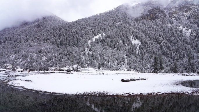 西藏林芝市巴松措景雪山森林雪地的雪景风光