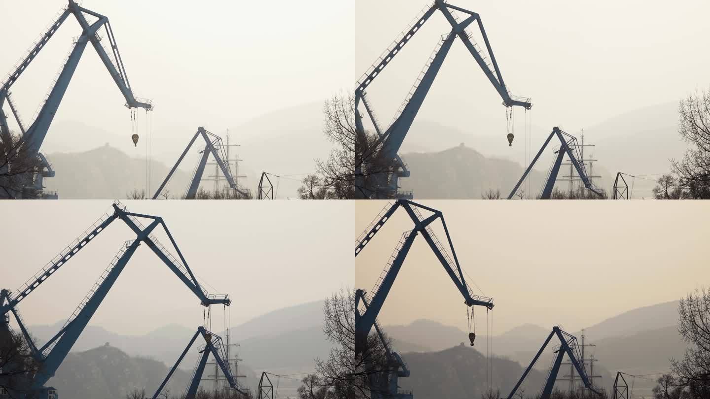 云雾缭绕雾气弥漫工作中的码头吊