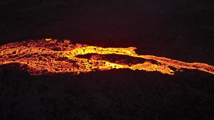 岩浆河火山喷发炽热的熔岩从冰岛地面喷发出来