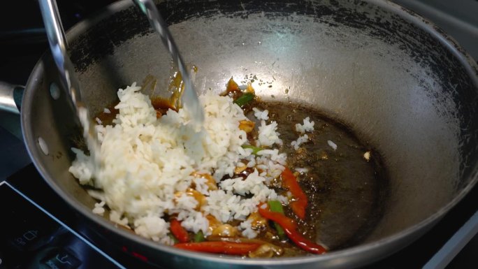在煎锅里用虾仁和新鲜香草加酱煮米饭。