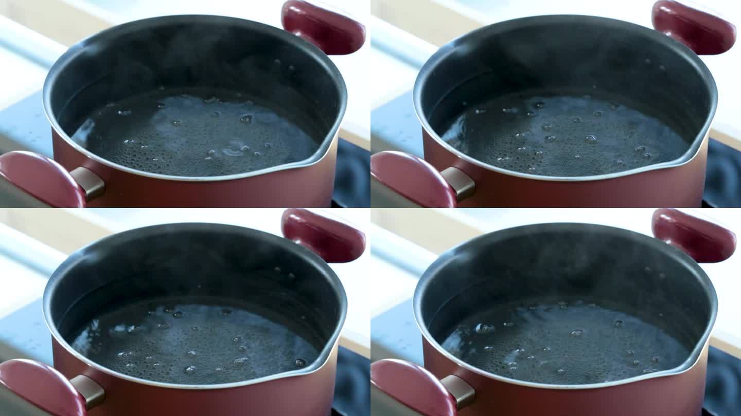 烧水或煲汤厨具用具和工具的家庭背景