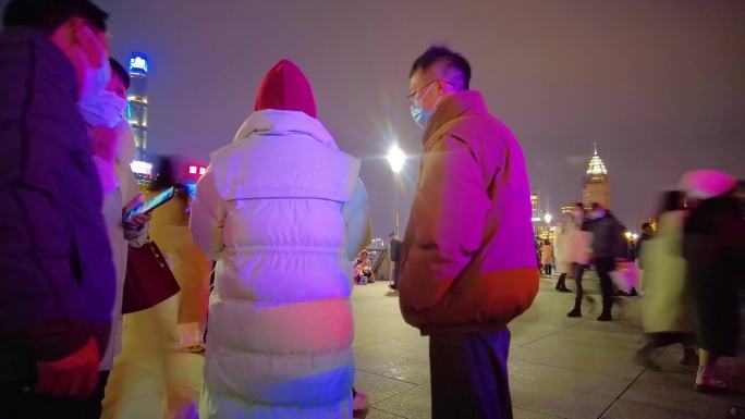 上海外滩游客在游玩拍照延时摄影夜景视频素