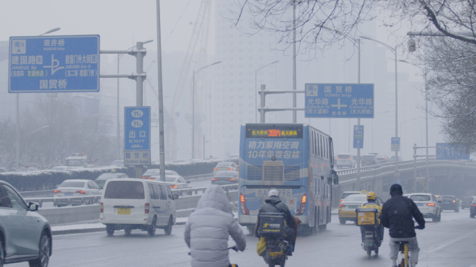 北京CBD下雪街景，街道雪景，车流行人