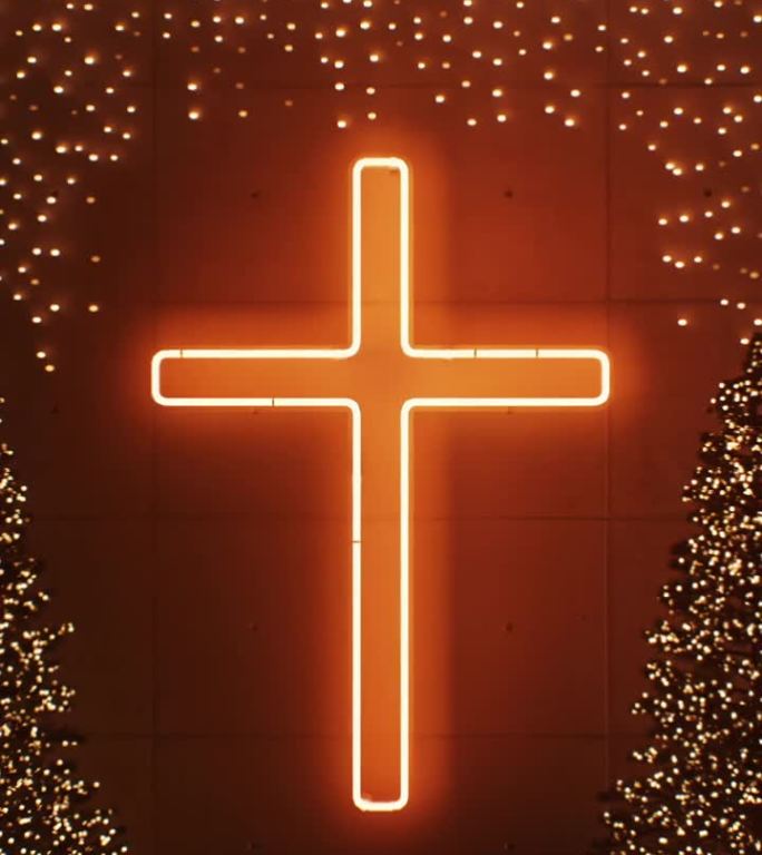 发光的恩典:在教堂里，十字架上柔和的霓虹灯注入了一种优雅的气氛，突出了装饰着闪闪发光的花环的圣诞树的
