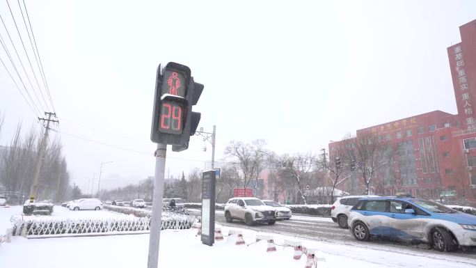 下雪天汽车等红绿灯