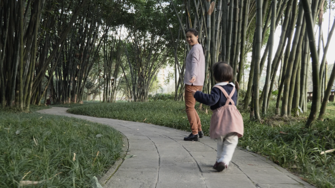 可爱的小女孩在公园小路上奔跑母婴亲子陪伴