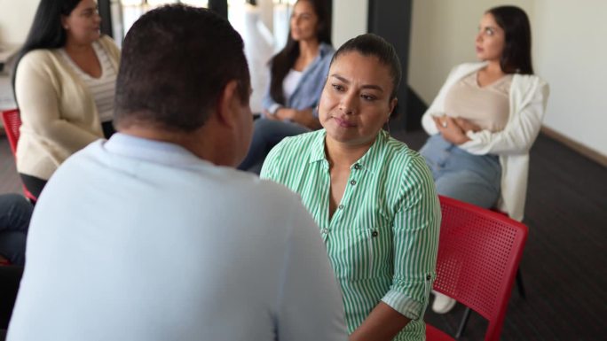 成熟的女人在治疗中被丈夫安慰