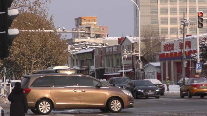 悲伤情感下雪行人车流勤劳奋斗路上的青年