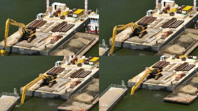 挖土机在施工驳船上，进行疏浚作业。