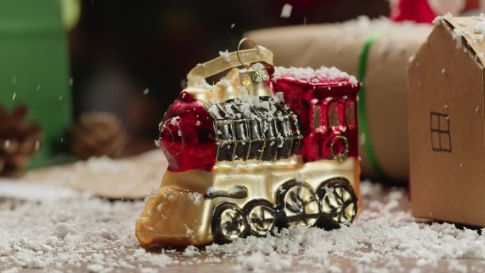 圣诞新年的背景，寒假的气氛，玩具火车和铁路附近的圣诞树室内。给孩子的礼物和礼物。雪和装饰品。