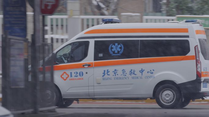 北京下雪天120救护车忙碌