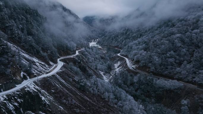 前往夹金山盘山公路蜿蜒曲折下雪的云雾山谷