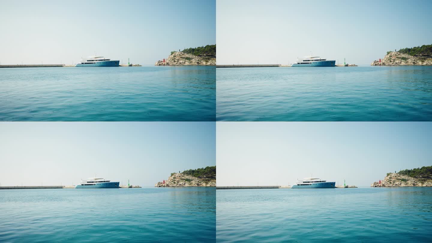 停泊在克罗地亚港口的超级游艇