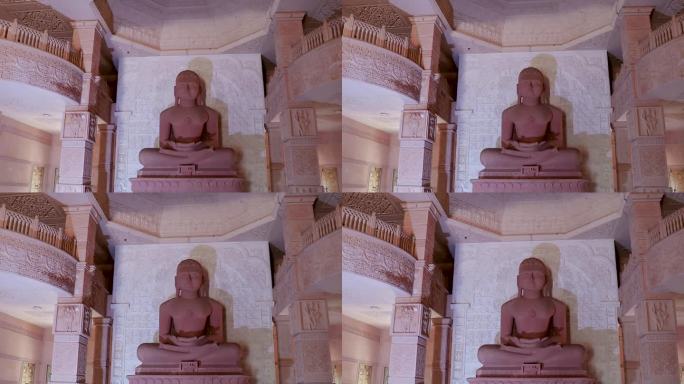 在印度拉贾斯坦邦阿杰梅尔的纳雷利耆那教曼陀罗，从不同角度拍摄的单独的红色石头耆那教神圣雕像。