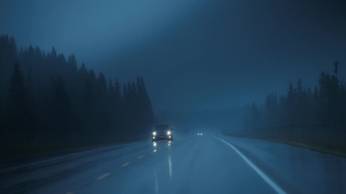 暴雨中潮湿的山地公路的车窗景