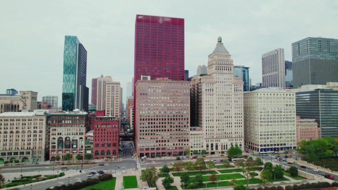 探索芝加哥的全景天际线，市中心的电影航拍。向右滑动。中西部，伊利诺伊州，美国