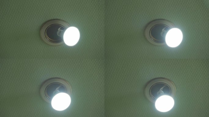 天花板上的灯从原来的位置上掉了下来。电器安装质量差，安装不良。