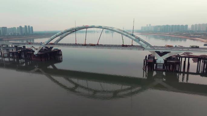 正在施工建设的城市跨江大桥