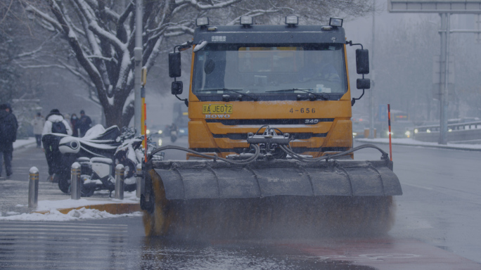 北京城市道路清扫积雪下雪天扫雪车