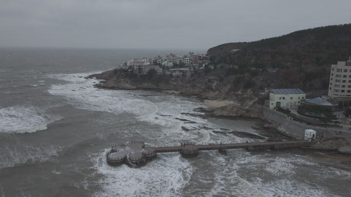 航拍山东威海金海湾栈桥暴风雪狂风巨浪