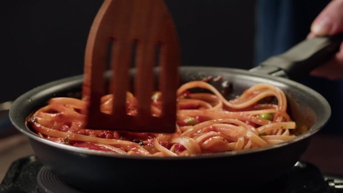 厨师烹饪番茄意式肉酱新鲜的番茄酱意面，厨师在餐厅厨房制作传统的意大利晚餐，美味佳肴