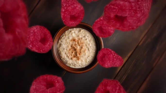 树莓盘旋着掉到一个麦片碗里，慢动作