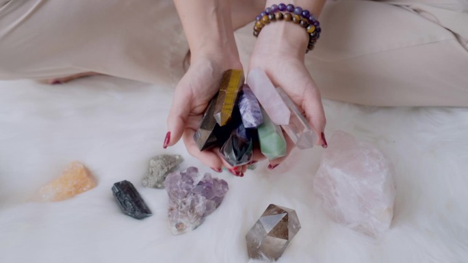 各种水晶塔石英宝石指向不同颜色的莲花位置，冥想和整体放松仪式和谐生活平衡。